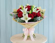 Букет цветов из:  Лилии и Розы в Большом Селе