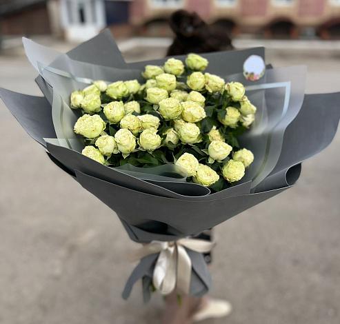 Букет Белые кустовые розы Солинеро в Большом Селе