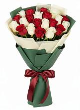 Букет Микс из красных и белых роз в Большом Селе