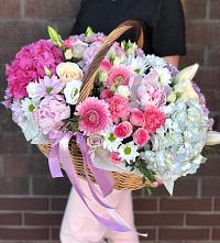 Композиция солнечный день в Большом Селе Цветочная композиция из Розы, Хризантемы, Пионы и Лизиантусы в корзине в Большом Селе