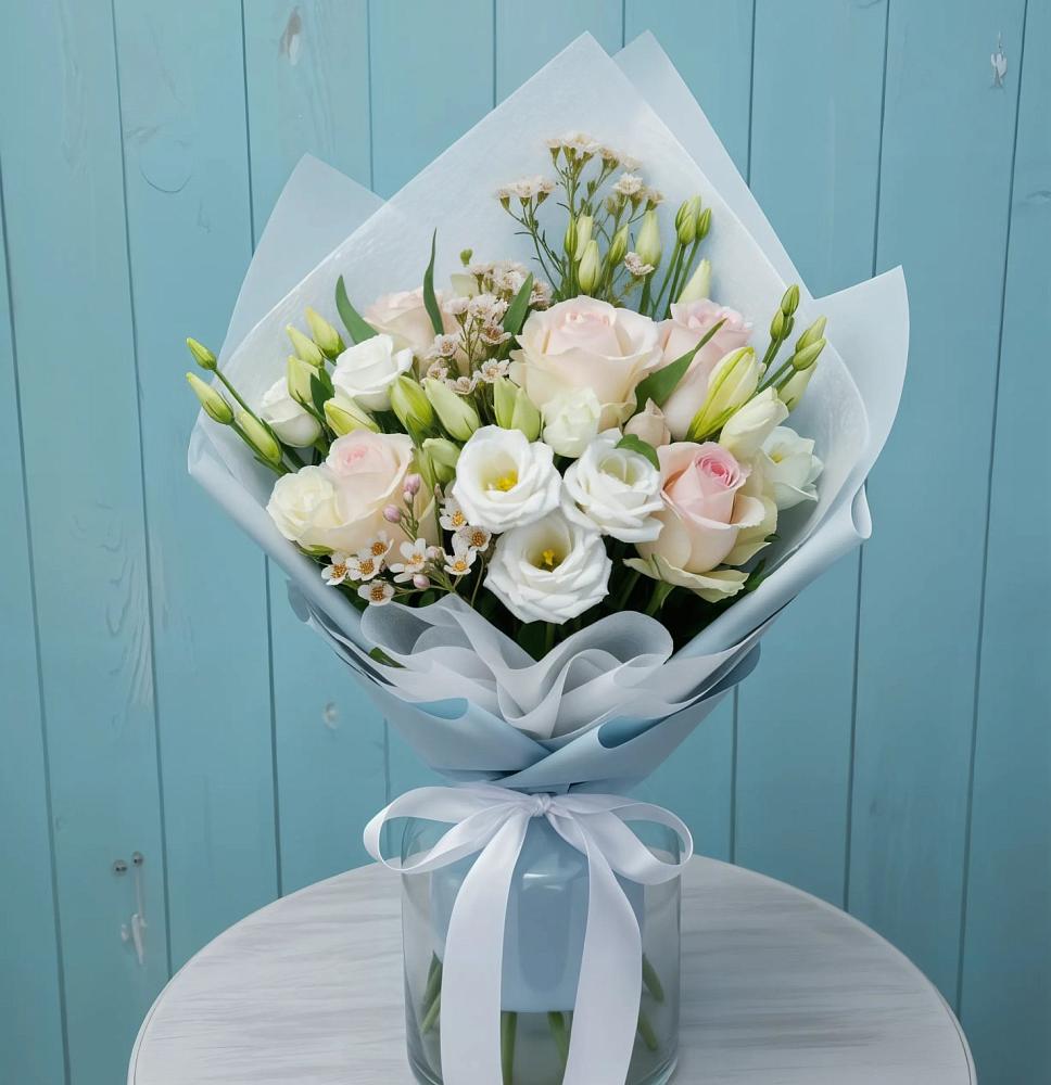 Букет цветов из: Розы и Лизиантусы в Большом Селе