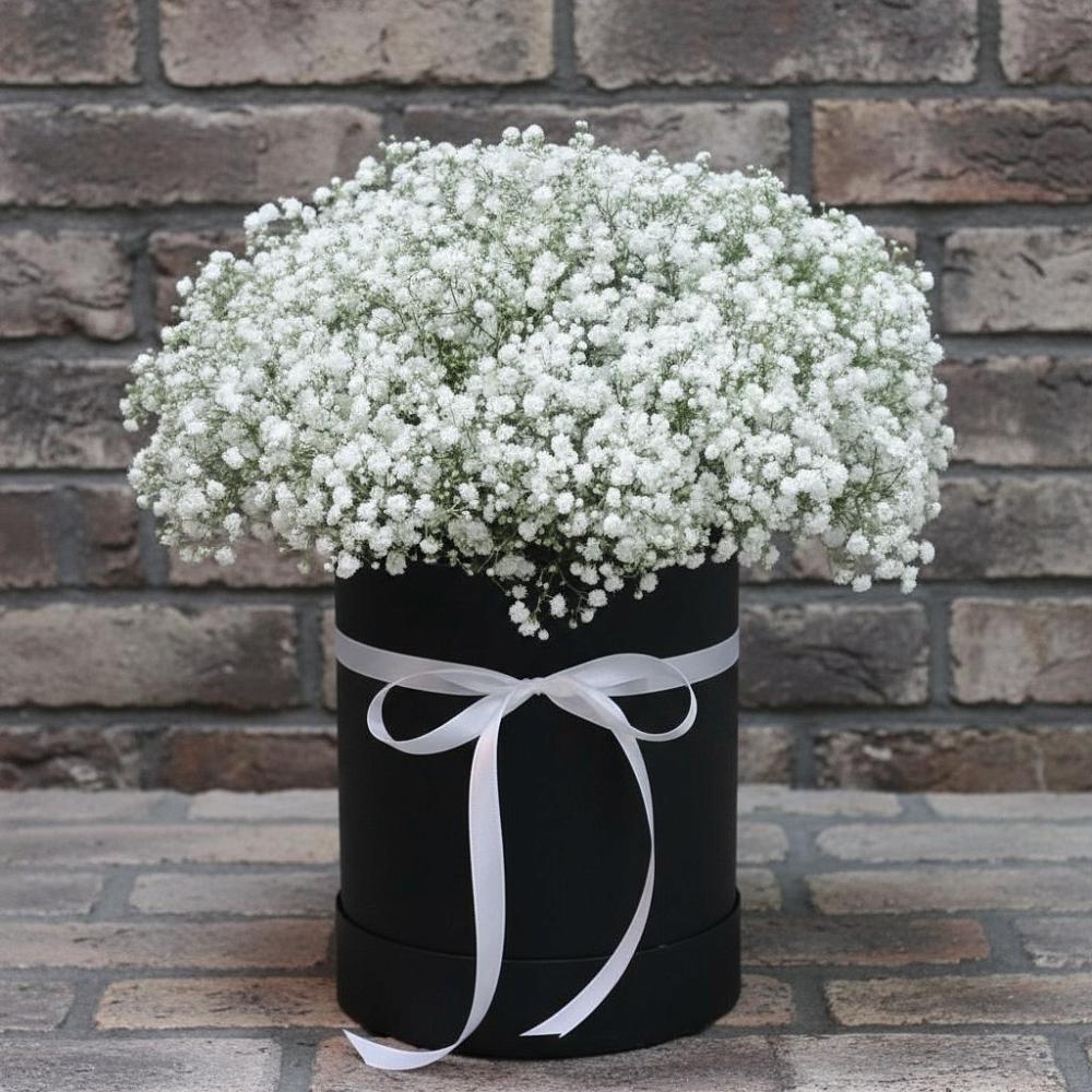 Цветочная композиция из Гипсофила в шляпной коробке в Большом Селе