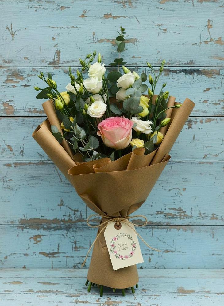 Букет цветов из: Розы и Лизиантусы в Большом Селе