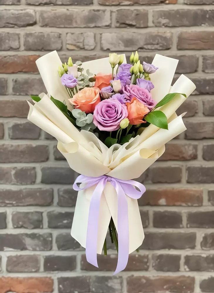 Букет цветов из: Лизиантусы и Розы в Большом Селе