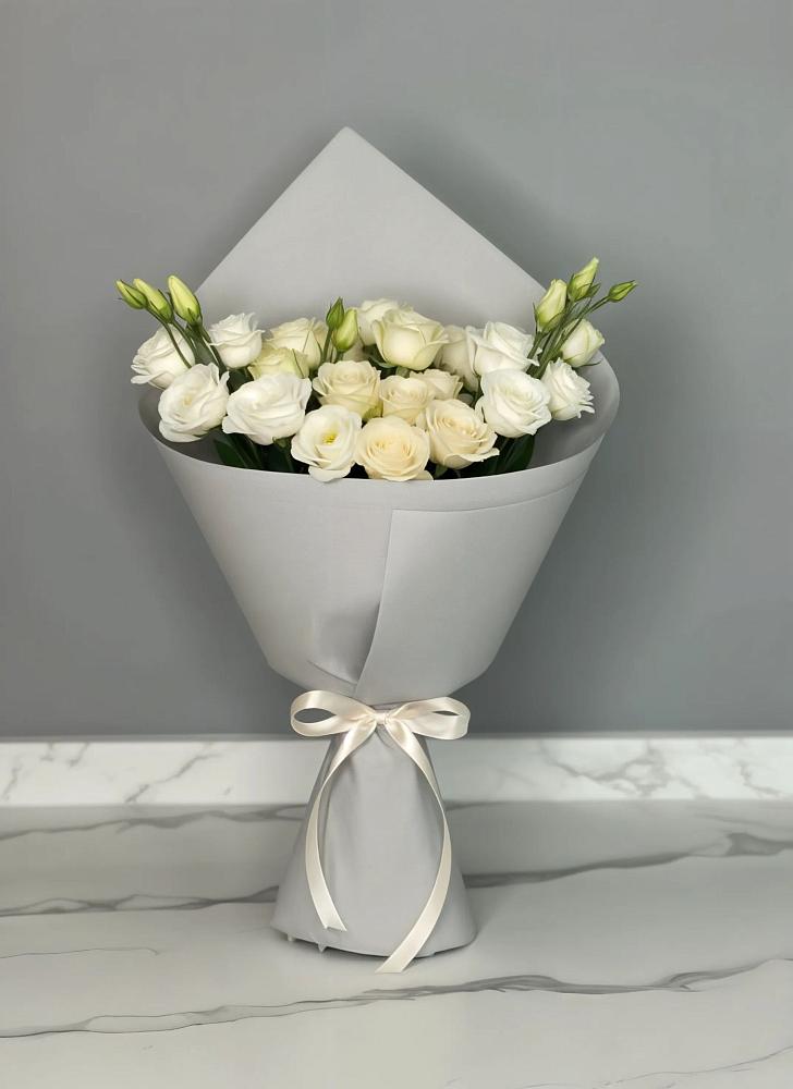 Букет цветов из: Розы и Лизиантусы в Большом Селе