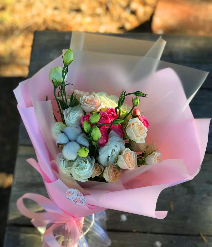 Букет цветов из: Розы и Лизиантусы в Большом Селе