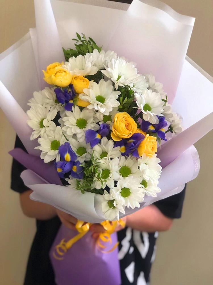 Букет цветов из: Ирисы, Хризантемы и Розы в Большом Селе