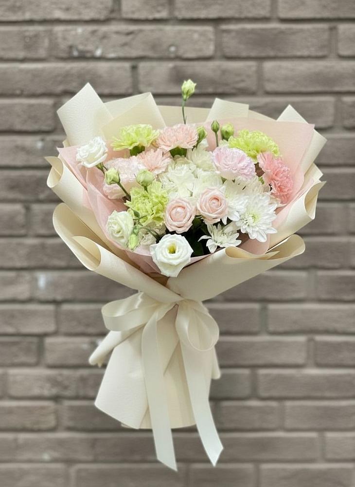 Букет цветов из: Гвоздики, Розы, Лизиантусы и Хризантемы в Большом Селе