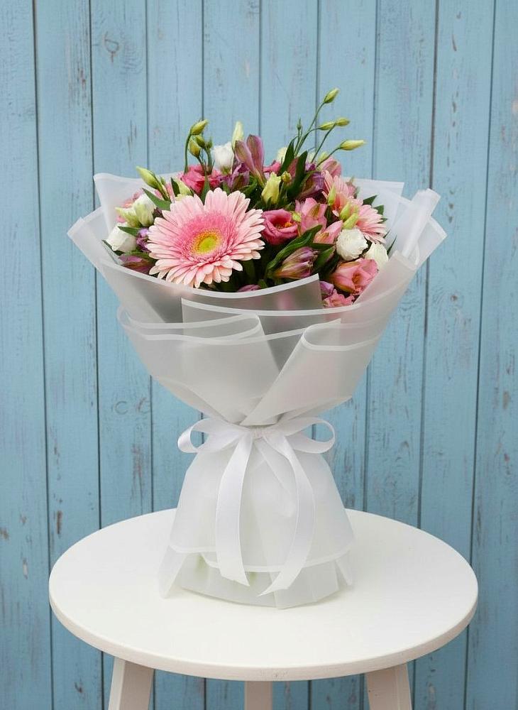 Букет цветов из: Герберы, Альстромерии и Лизиантусы в Большом Селе