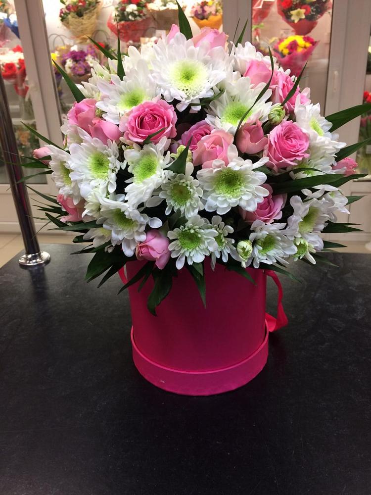 Цветочная композиция из Розы и Хризантемы в шляпной коробке в Большом Селе