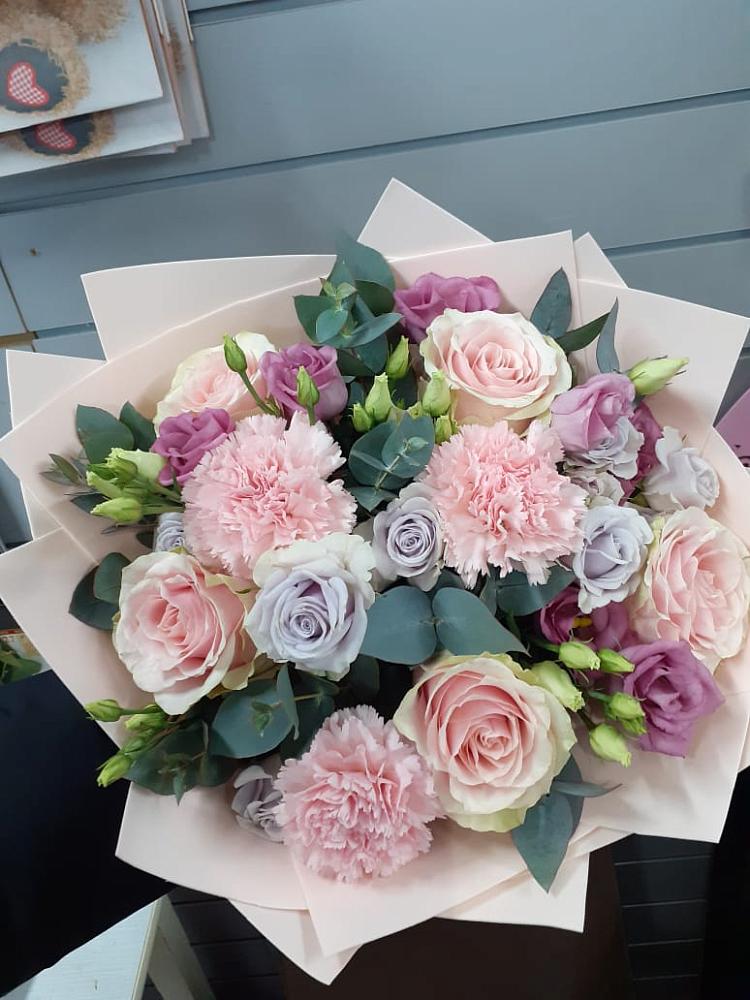 Букет цветов из: Розы, Гвоздики и Лизиантусы в Большом Селе