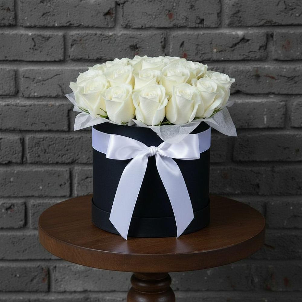 Цветочная композиция из Розы в шляпной коробке в Большом Селе