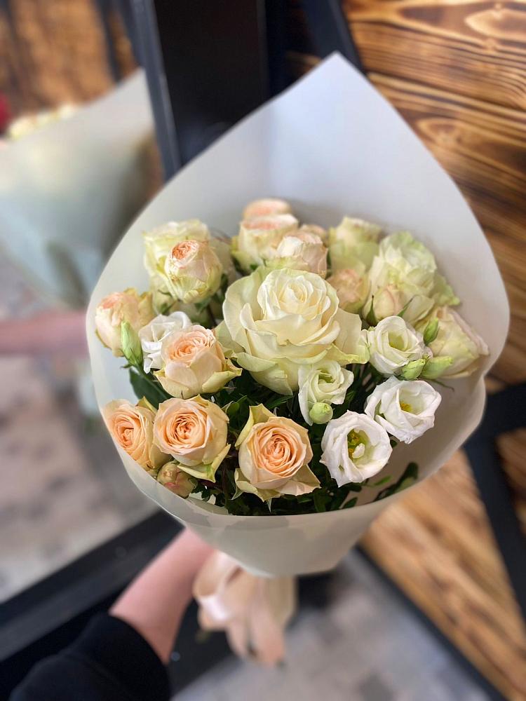 Букет цветов из: Розы и Лизиантусы в Большом Селе