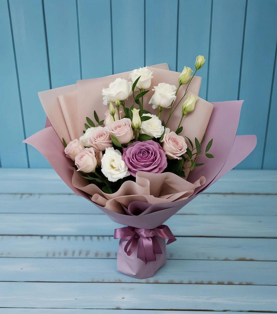 Букет цветов из: Розы и Лизиантусы в Большом Селе